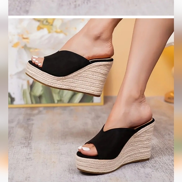 BLACK SUEDE PLATFORM,  SLIP ON, OPEN TOE. NEW WITHOUT TAG. SIZE US 8 RUN LARGE. - Picture 15 of 16